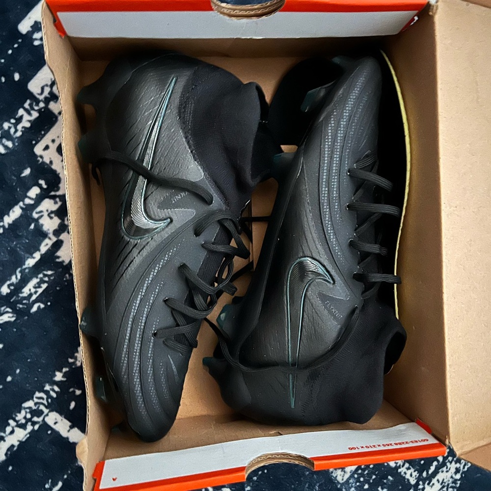 Nike Black Phantom Luna 2 Pro cleats